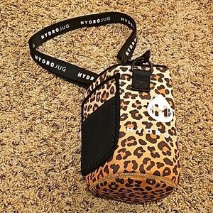 Nwot HYDROJUG Cheetah print sleeve with mesh pocket